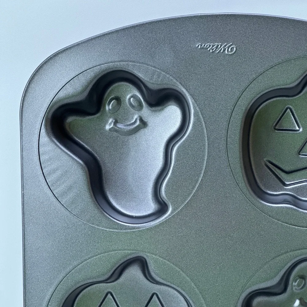 Wilton Mini Cake Tin Halloween 6 Cakes Ghost & Jack-O-Lantern